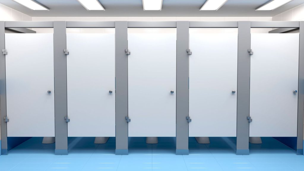 Γιατί οι πόρτες στις δημόσιες τουαλέτες έχουν κενό από κάτω;