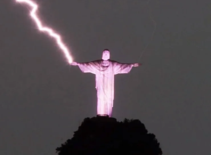 Απόκοσμο θέαμα: Κεραυνός κτύπησε το άγαλμα του «Ιησού του Λυτρωτή» στο Ρίο ντε Τζανέιρο