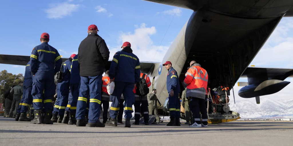 Αποχωρεί η ελληνική αποστολή με τους διασώστες της ΕΜΑΚ – Με ένα πολιτικό αεροσκάφος και ένα C-130