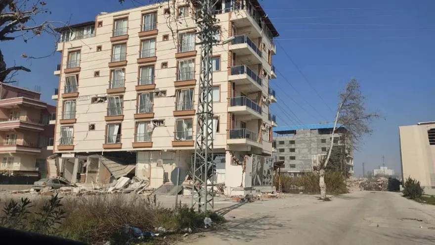 Σεισμός στην Τουρκία: Στο Χατάι οι Έλληνες εθελοντές – Μένουν σε σκηνές έξω από γήπεδο της περιοχής (φωτο)