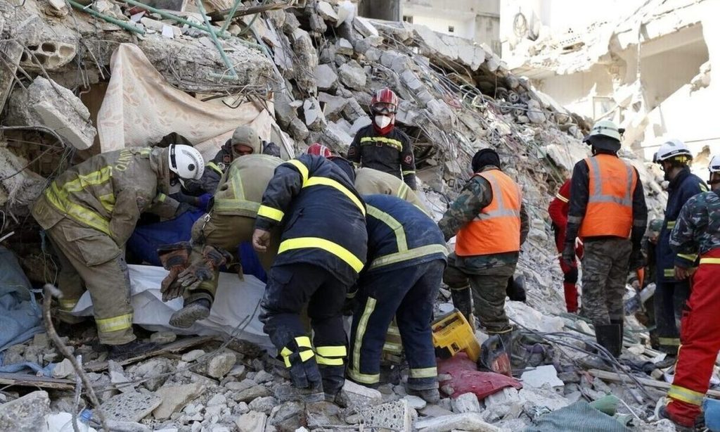 «Ίδιο αίμα, ίδιος πόνος» – To συγκινητικό μήνυμα Έλληνα πυροσβέστη για τον σεισμό στην Τουρκία (φωτό)