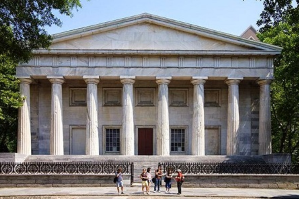 Γιατί οι τράπεζες μοιάζουν με ελληνικούς ναούς της αρχαιότητας; (φωτό)