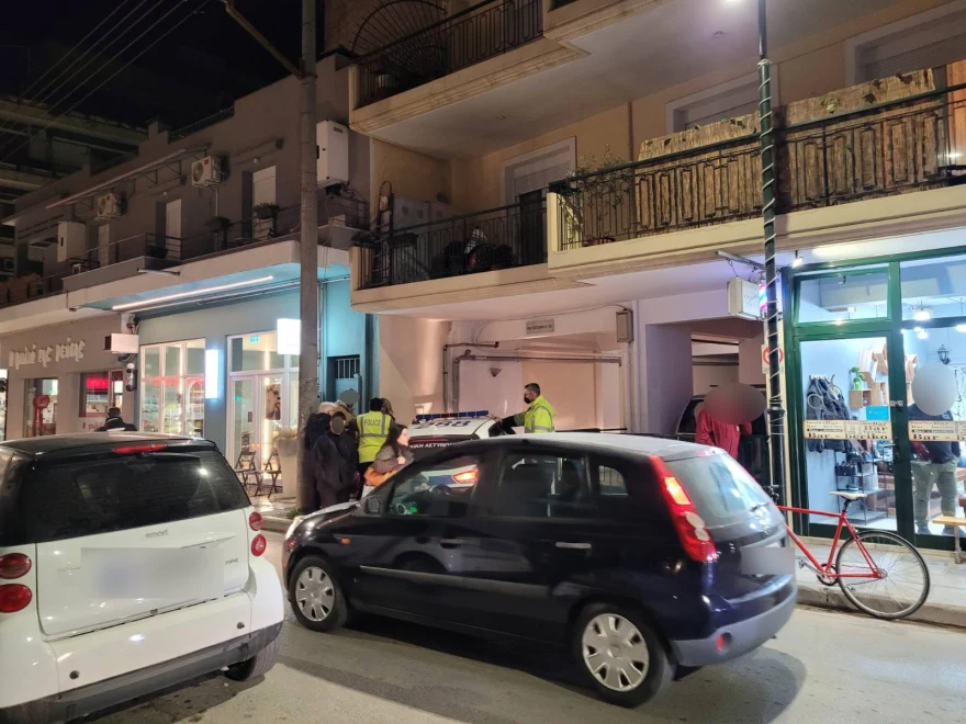 Λάρισα: Νεαρός σε κατάσταση αμόκ άρχισε να πετάει καρέκλες και γλάστρες στο δρόμο (φώτο)