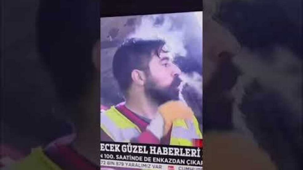 Σεισμός στην Τουρκία: Διασώστης βγάζει… καπνό από το κεφάλι (βίντεο)
