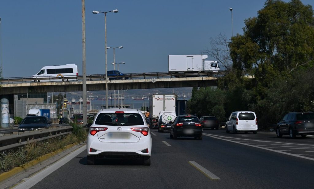 Από δύο λωρίδες η κυκλοφορία στη Λεωφόρο Αθηνών – Έσπασε αγωγός της ΕΥΔΑΠ (upd)
