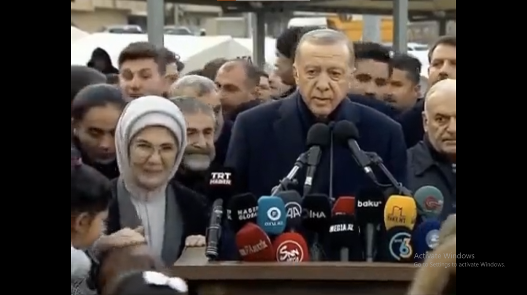 Σεισμός στην Τουρκία: Η αμηχανία της Εμινέ Ερντογάν σε ζωντανή μετάδοση – Χαϊδεύει νάνο που τον πέρασε για παιδί