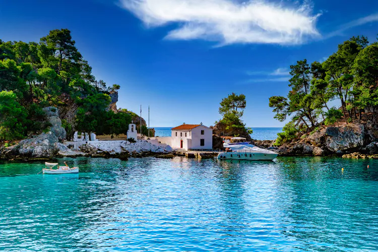 Το ελληνικό νησί που δεν έχει τίποτα άλλο εκτός από ένα μικρό εκκλησάκι (φωτό)