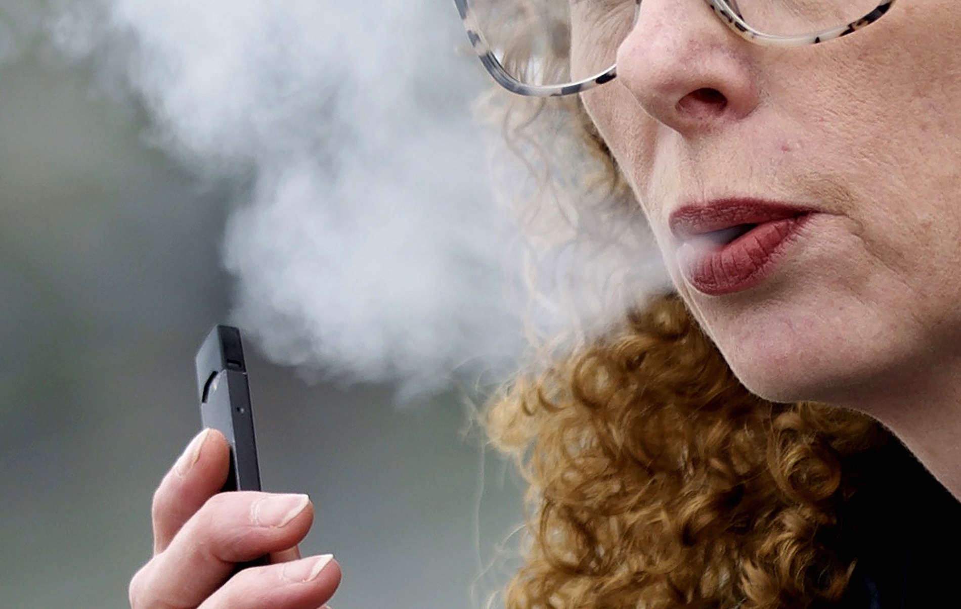 Κορωνοϊός: Οι ατμιστές κινδυνεύουν το ίδιο με τους καπνιστές να νοσήσουν σοβαρά σύμφωνα με νέα έρευνα