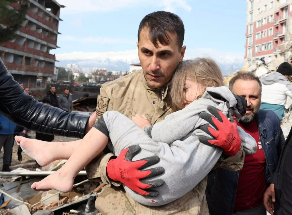 Σεισμός στην Τουρκία: Ψυχολόγοι και εθελοντές προσπαθούν να στηρίξουν παιδιά και γονείς που γλίτωσαν