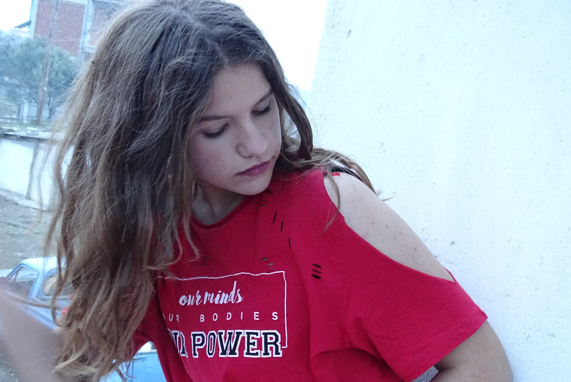 Βόλος: Θρήνος στην κηδεία της 19χρονης που «έφυγε» από καρκίνο – Την έντυσαν νύφη