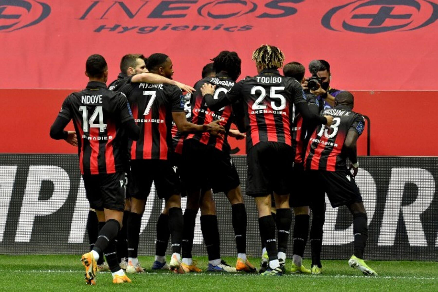 Νις: Γύρισαν ερωτικό βίντεο στο γήπεδο την ώρα αγώνα (φωτο)