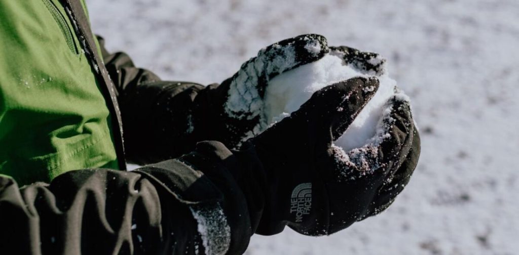Βόλος: Συνελήφθη 15χρονος που πετούσε χιονόμπαλες σε διερχόμενα αυτοκίνητα – Χειροπέδες και στους γονείς του