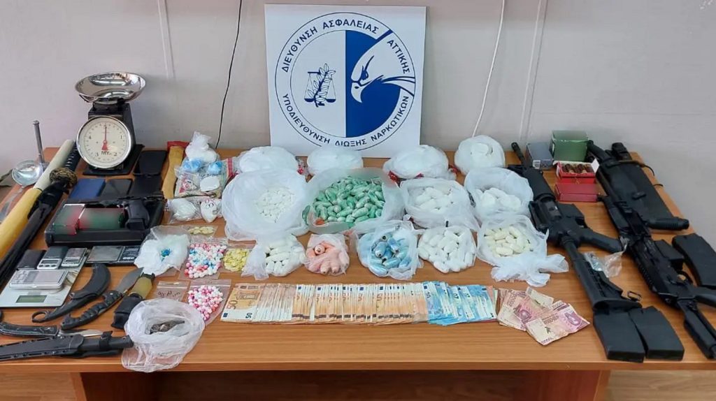 Αττική: Συλλήψεις αλλοδαπών για διακίνηση ναρκωτικών και κατοχή όπλων