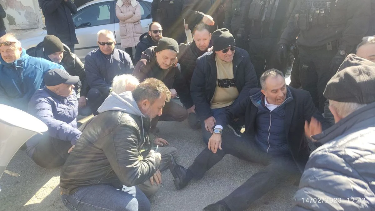 Ένταση στην Κοζάνη: Τα ΜΑΤ επιτέθηκαν στους διαδηλωτές για να βρει «άδεια» την είσοδο ο Κ.Μητσοτάκης (βίντεο)