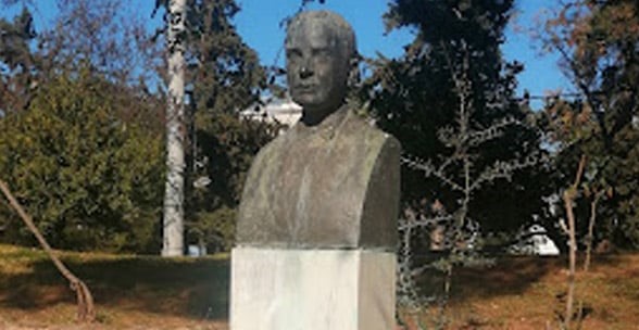 Φιλοθέη: Άγνωστοι έκλεψαν την προτομή του Αλέξανδρου Κορυζή από την ομώνυμη πλατεία (φώτο)