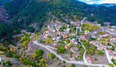 Μεσολούρι: To παραδοσιακό χωριό στα Γρεβενά με την καταπράσινη φύση και τους εντυπωσιακούς καταρράκτες