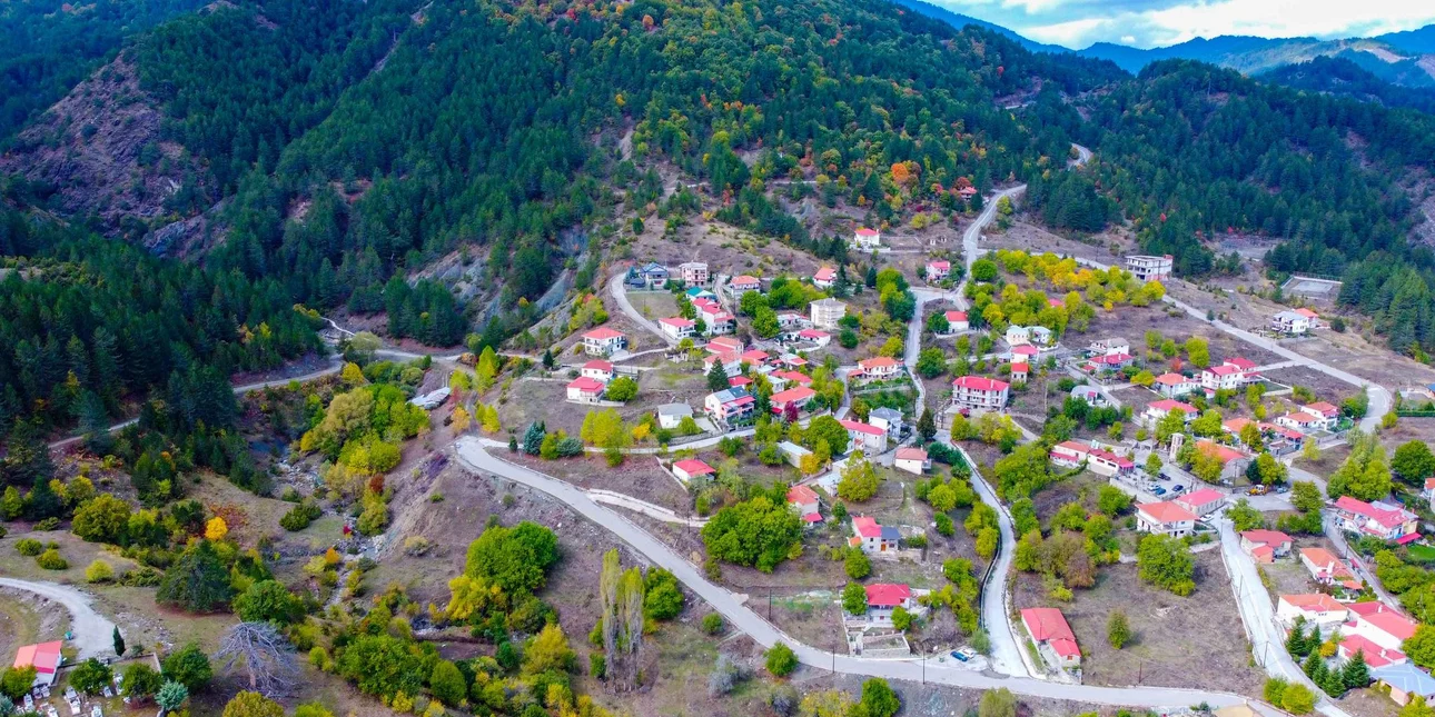Μεσολούρι: To παραδοσιακό χωριό στα Γρεβενά με την καταπράσινη φύση και τους εντυπωσιακούς καταρράκτες