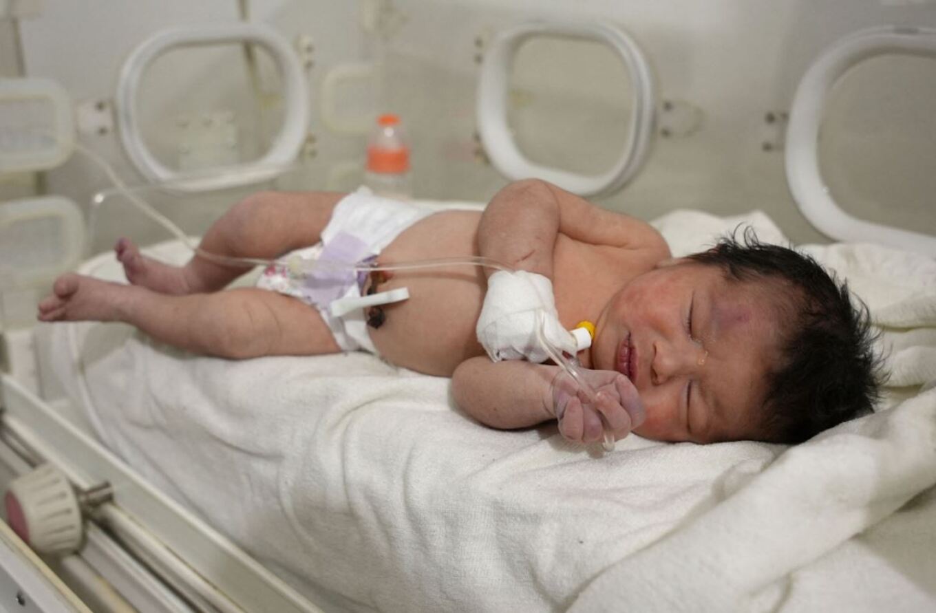 Σεισμός στην Τουρκία: Αστυνομικοί φυλάνε την μικρή Aya στο νοσοκομείο υπό τον φόβο απαγωγής