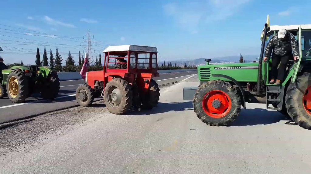 Λαμία: Αποσύρθηκαν οι αγρότες – Αποκαθίσταται σταδιακά η κυκλοφορία στην Αθηνών-Λαμίας στο ύψος της Αταλάντης (upd)