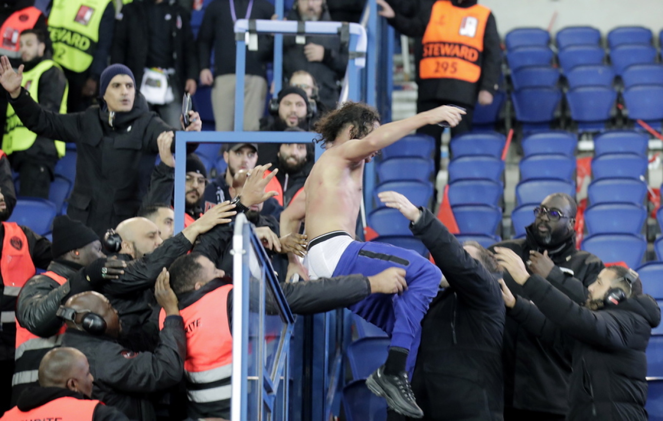 Οπαδοί της Παρί Σεν Ζερμέν επιτέθηκαν σε φίλο της Μπάγερν στις εξέδρες του «Παρκ ντε Πρενς» (φωτό-βίντεο)