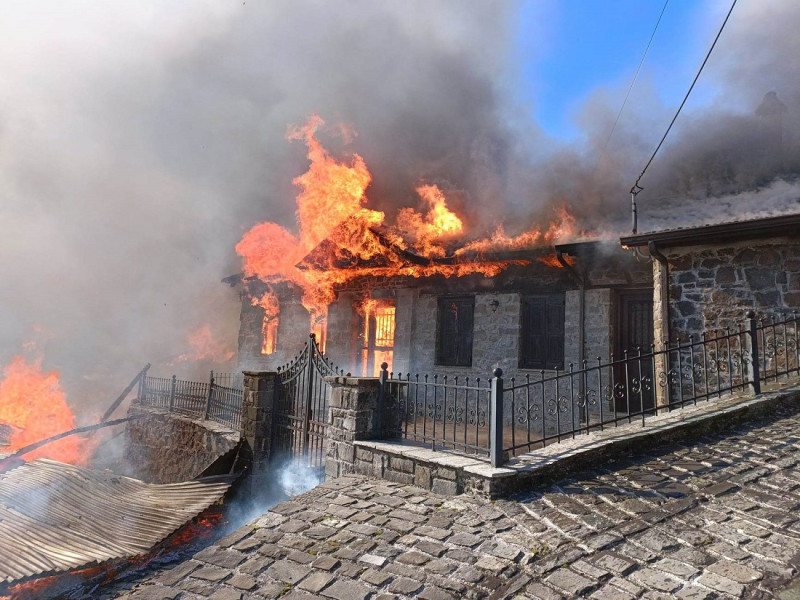 Ιωάννινα: Κάηκαν εργαστήριο ξυλείας και δύο σπίτια στη Βωβούσα (φωτο) (upd)