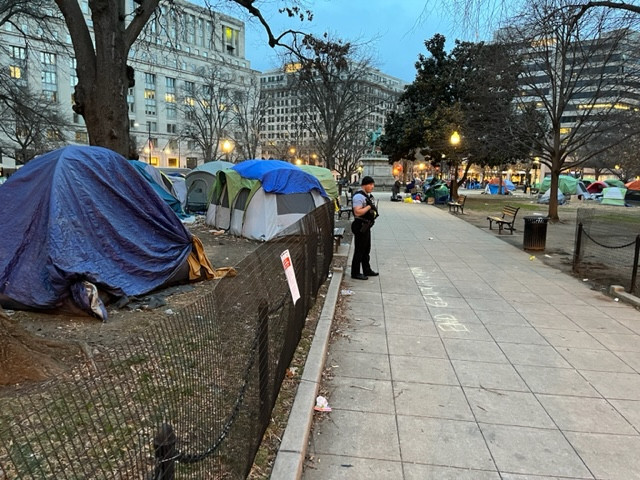 ΗΠΑ: Εκκενώθηκε ένας αυτοσχέδιος καταυλισμός αστέγων που βρισκόταν σε απόσταση αναπνοής από τον Λευκό Οίκο (φώτο)