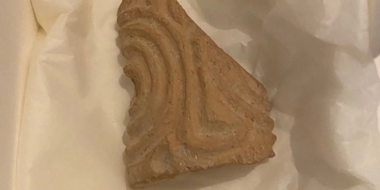 Επιστρέφει στην Ελλάδα μετά από 100 χρόνια το θραύσμα του μοναδικού πήλινου σφραγιδοκύλινδρου της Ασίνης (φώτο)