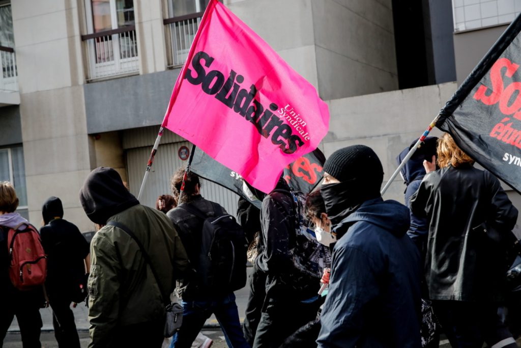 Γαλλία: Δεν υποχωρούν τα συνδικάτα – Συνεχίζονται οι απεργίες ενάντια στο συνταξιοδοτικό