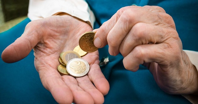 Στα «κάγκελα» οι συνταξιούχοι για το έκτακτο επίδομα: «Χάσαμε 1.000 ευρώ και μας μοιράζουν 200 – 300»