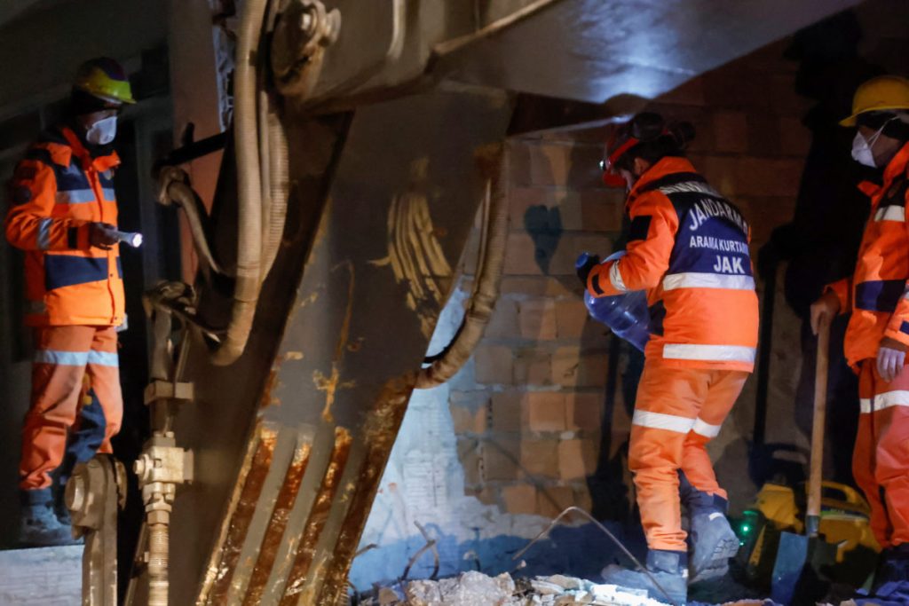 Τουρκία: Διασώστες από την Αργεντινή βγάζουν ζωντανούς τρεις ανθρώπους από τα ερείπια εννιά μέρες μετά