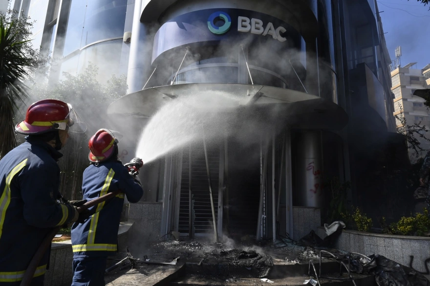 Λίβανος: Διαδηλωτές έσπασαν και έβαλαν φωτιά σε τράπεζες στη Βηρυτό (βίντεο)