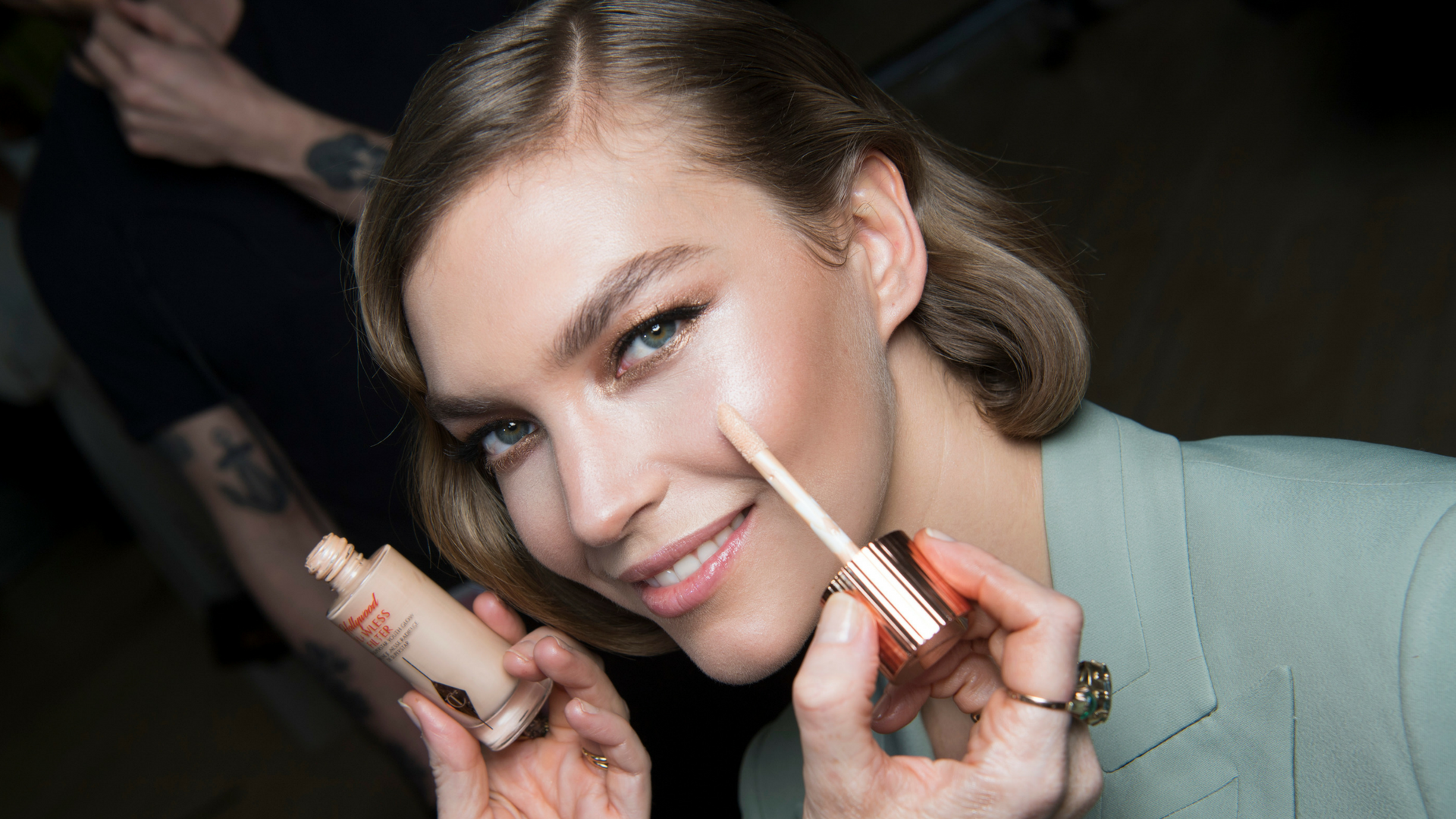 Δείτε πώς μπορείτε να καλύψετε τέλεια ένα σπυράκι με μακιγιάζ σε πέντε βήματα