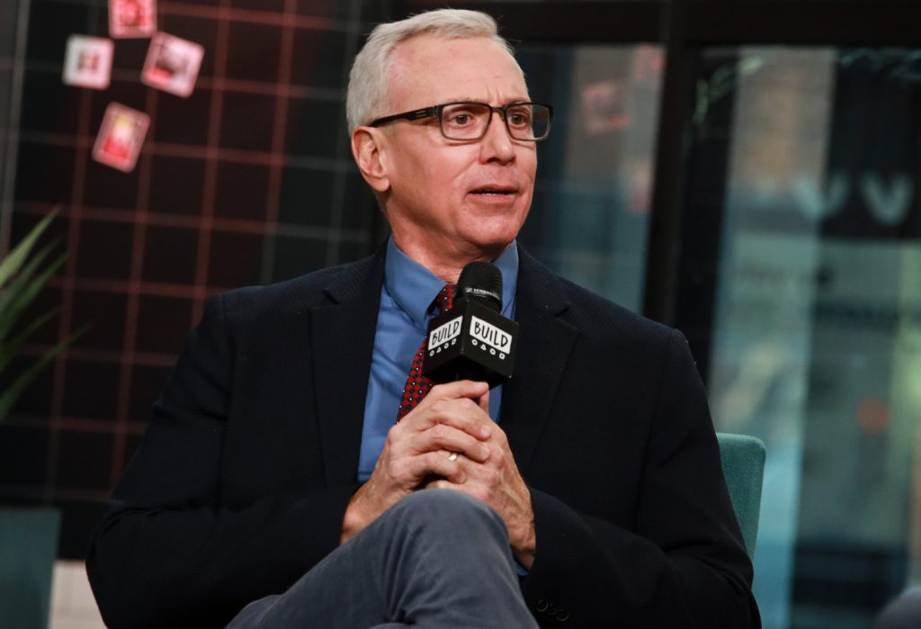 Δρ. Drew Pinsky: Τώρα ζητά «ειλικρινά συγγνώμη» για την προπαγάνδα υπέρ των εμβολίων COVID – «Ήμουν λάθος»