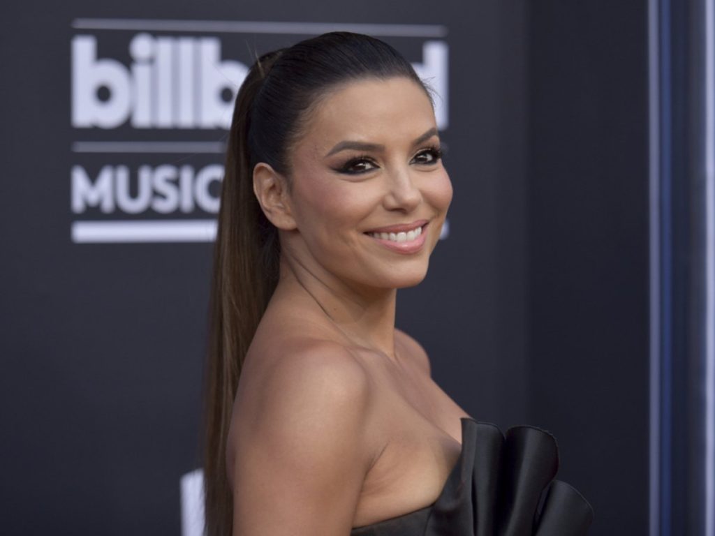 Η 47χρονη Εύα Λονγκόρια ποζάρει με μαγιό και «εκτοξεύει» τη θερμοκρασία (φώτο)