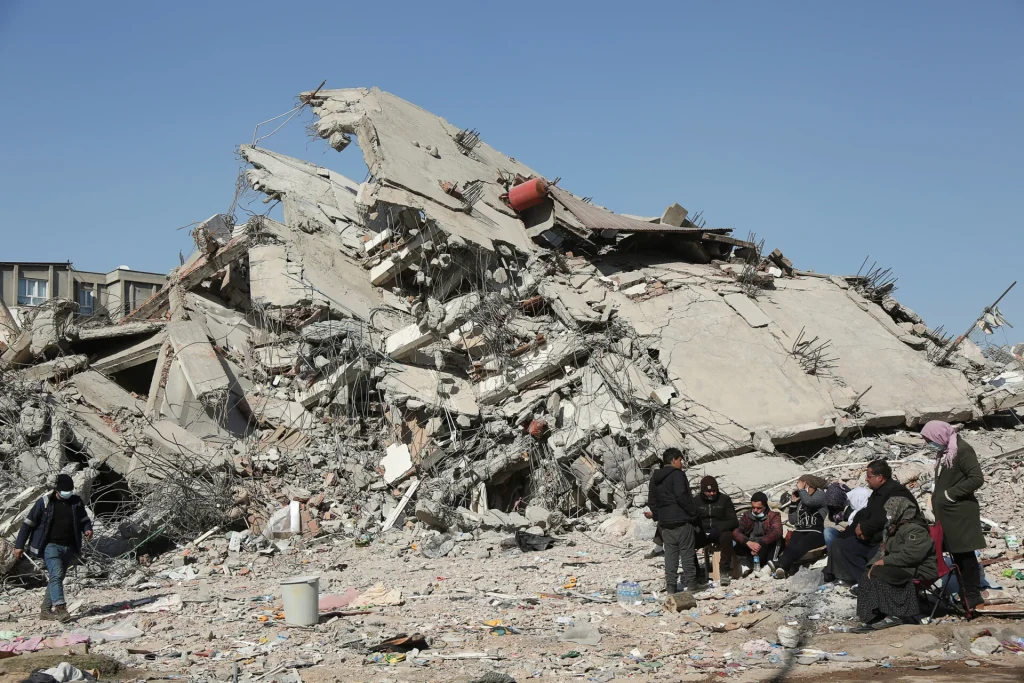 Σεισμός στην Τουρκία: Σόμπα εξερράγη δίπλα στον υπουργό Υγείας σε καταυλισμό σεισμόπληκτων (βίντεο)