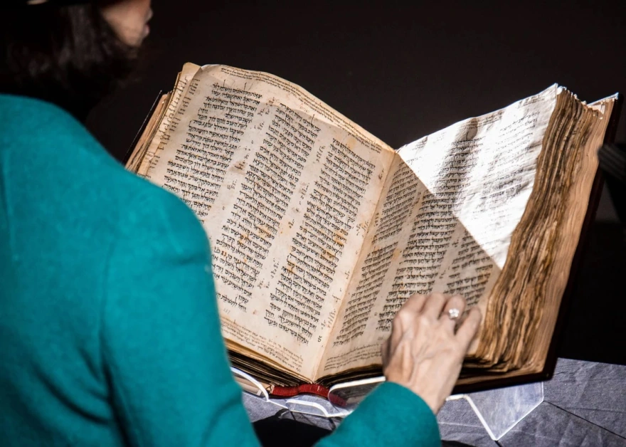 Στο «σφυρί» η πιο αρχαία εβραϊκή Βίβλος – Χρονολογείται από τον 9ο αιώνα