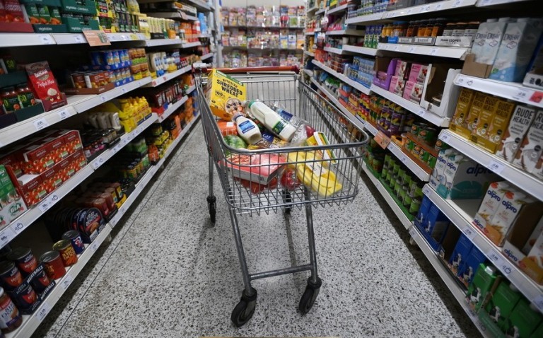 Βρετανία: Μειώθηκαν οι λιανικές πωλήσεις λόγω πληθωρισμού – «Κόβουν» από τα τρόφιμα οι πολίτες