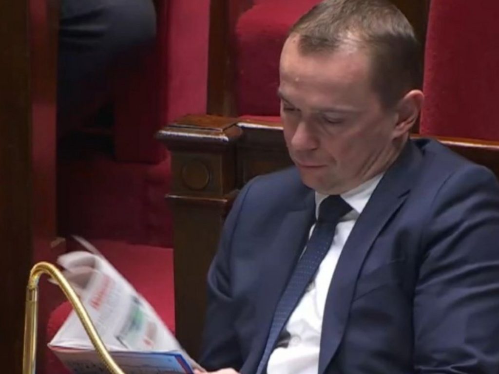 Γαλλία: Ο υπουργός Εργασίας έλυνε… σταυρόλεξο την ώρα που γινόταν συζήτηση για το συνταξιοδοτικό (βίντεο)