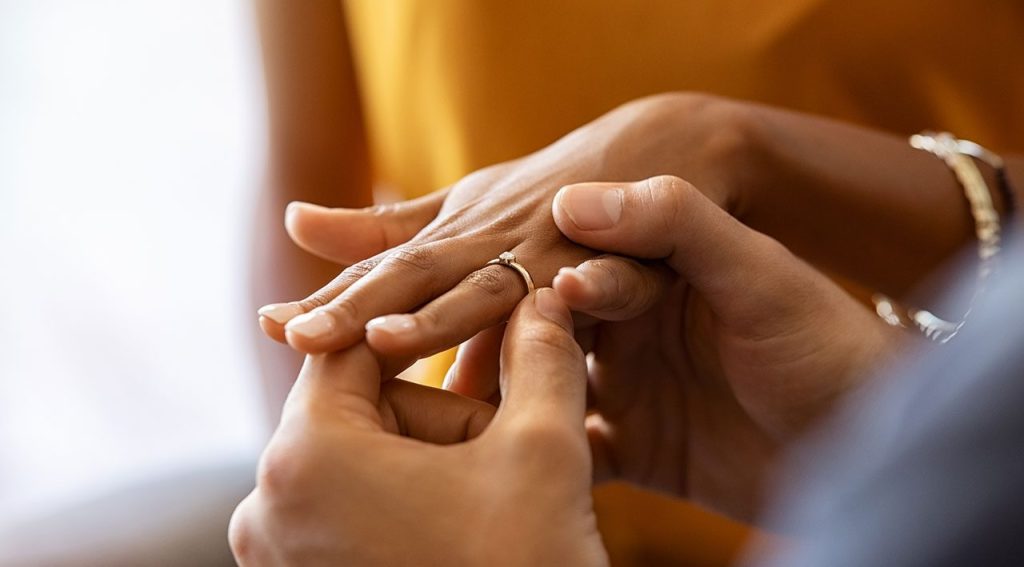 Αυστραλία: Άνδρας έκανε πρόταση γάμου σε παραλία και έχασε το δαχτυλίδι στην άμμο (βίντεο)