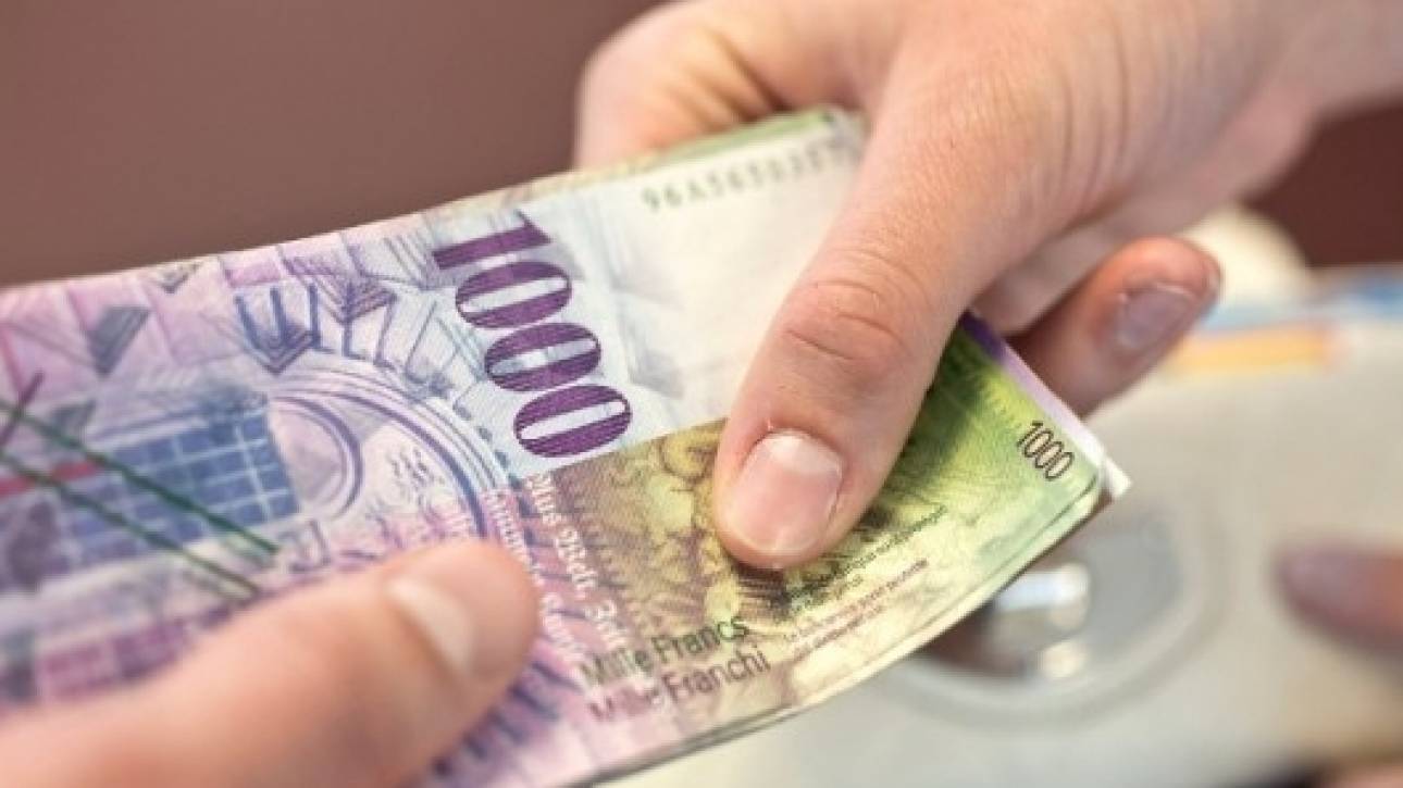Ελβετία: Εκτός νόμου οι συναλλαγές μόνο με πιστωτικές κάρτες – Παραβιάζουν τα ατομικά δικαιώματα