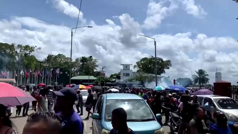 Σουρινάμ: Εισβολή διαδηλωτών στην Εθνοσυνέλευση (βίντεο)