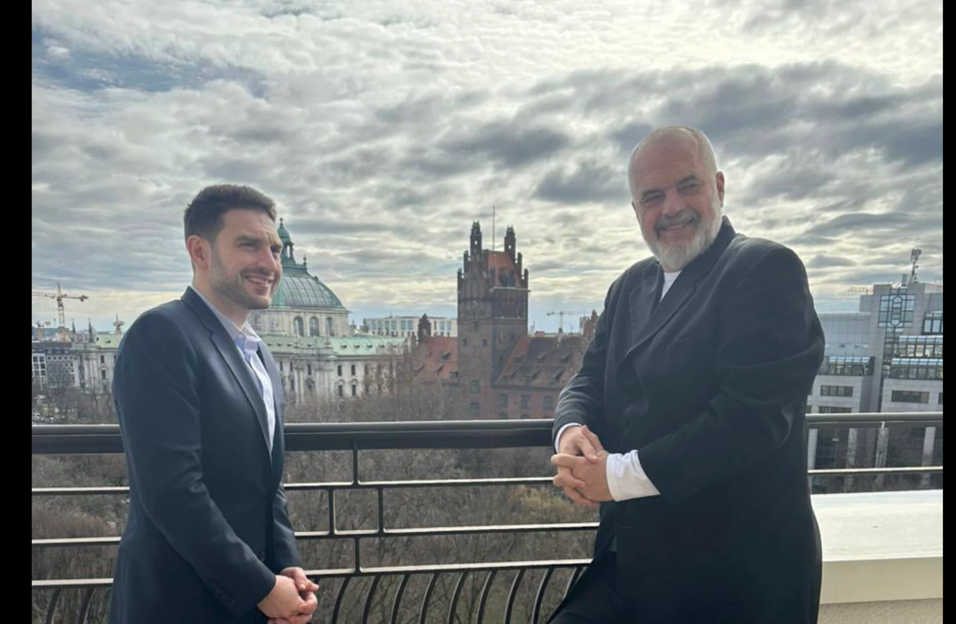 Ο γιός του Σόρος ποζάρει με τον Ράμα και τον αποκαλεί… αδελφό του