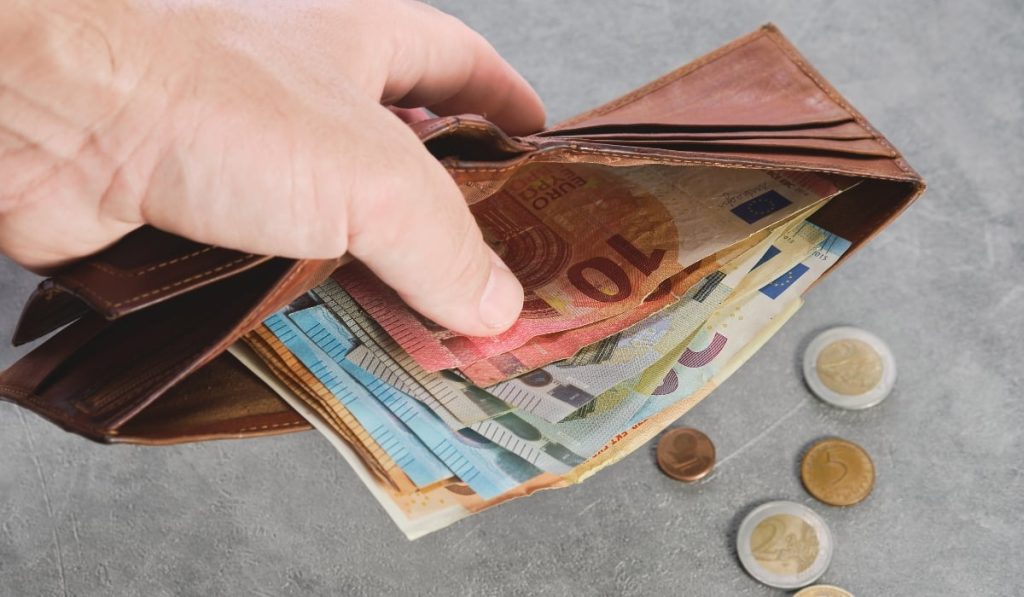 ΔΥΠΑ: Αντίστροφη μέτρηση για την καταβολή του επιδόματος ύψους 300 ευρώ στους μακροχρόνια ανέργους