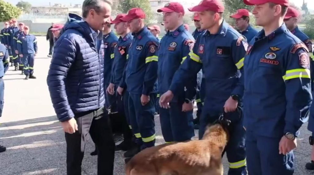 Έντρομος ο σκύλος των ηρώων της ΕΜΑΚ που είχαν πάει στην Τουρκία μόλις τον πλησίασε ο Κ.Μητσοτάκης: Έφυγε και άρχισε να κλαίει (βίντεο)