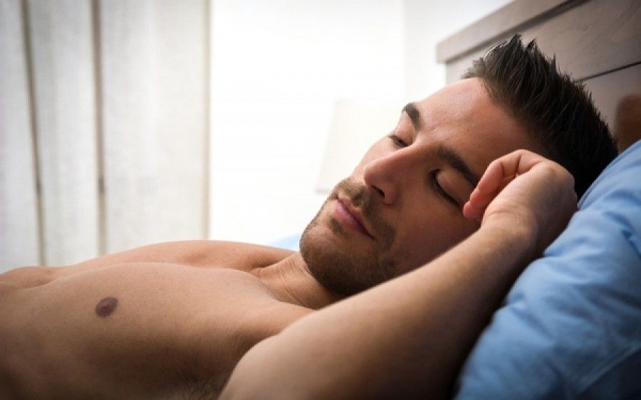 Γιατί μπορεί να είναι καλύτερο για το σώμα σας να κοιμάστε γυμνοί ή χωρίς εσώρουχα;