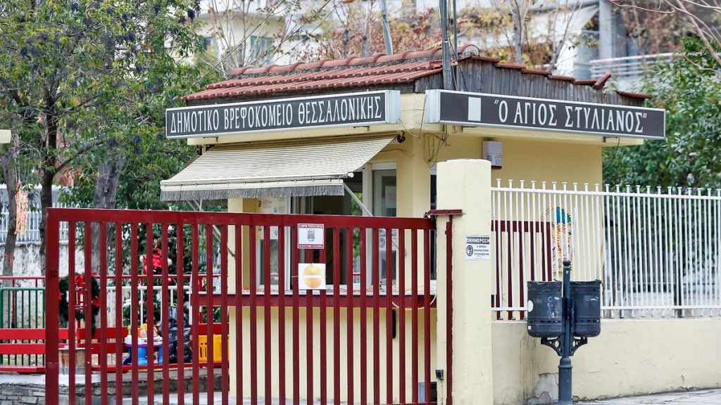 Θεσσαλονίκη – «Άγιος Στυλιανός»: «Το ΕΚΑΒ προσπάθησε με απινιδωτή πολλές φορές να επαναφέρει το κοριτσάκι»