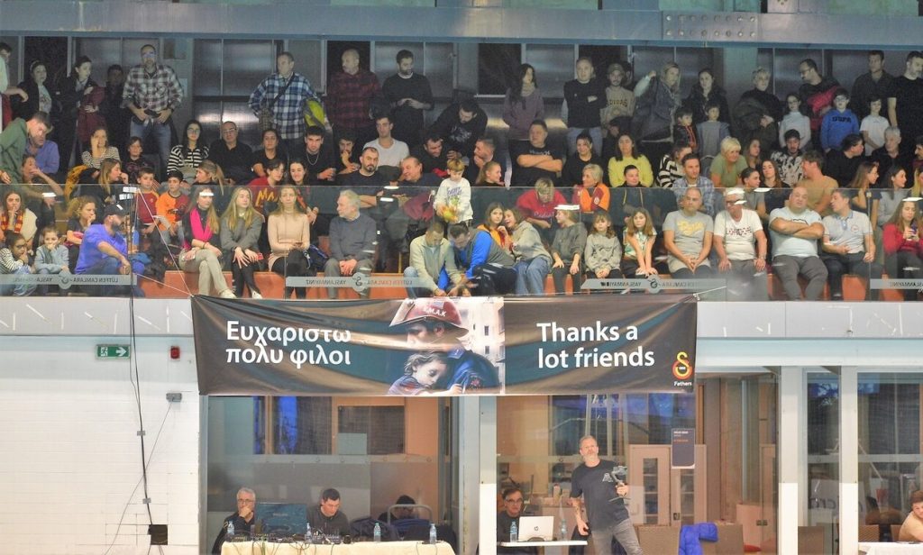 Γαλατάσαραϊ: «Ευχαριστώ πολύ φίλοι» – Το πανό στα ελληνικά για τη βοήθεια της Ελλάδας στους σεισμόπληκτους