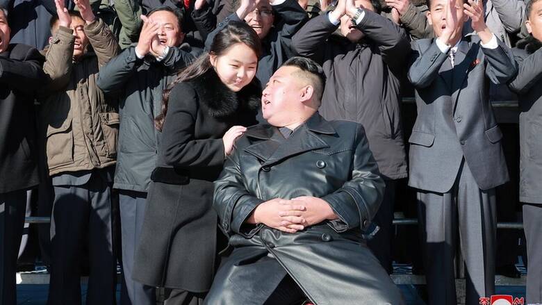 Βόρεια Κορέα: Σπάνια δημόσια εμφάνιση της κόρης του Κιμ Γιονγκ Ουν σε γήπεδο (φωτο)