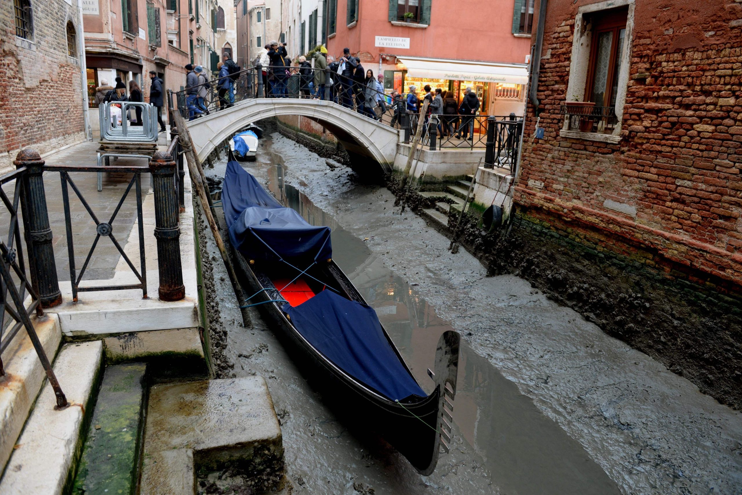 Βενετία: «Εξαφανίστηκε» το νερό από τα κανάλια – «Ασυνήθιστη η διάρκεια του φαινομένου»