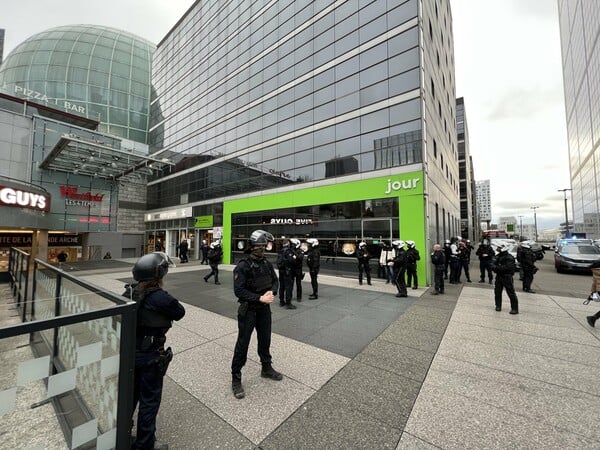 Παρίσι: Εκκενώθηκε εμπορικό κέντρο λόγω πυροβολισμών – Αναφορές για άνδρα που αυτοκτόνησε